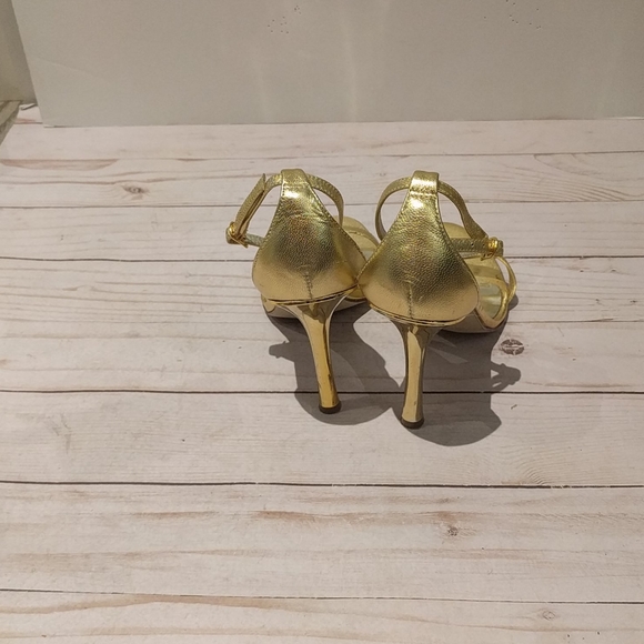 🌸🍀🌺 Gold heels shoes by Guess🌸🌸🌺👠👠 - Picture 8 of 10